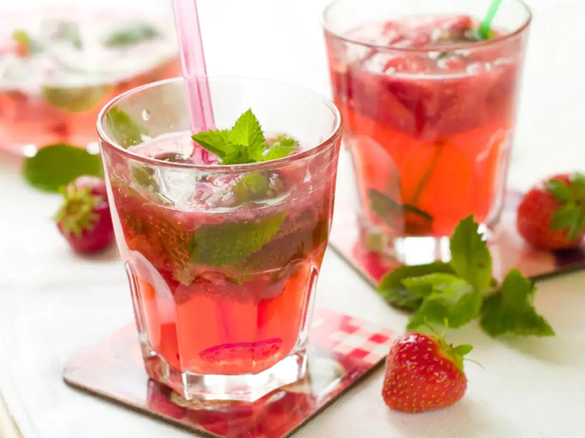 Erfrischendes Erdbeer-Minz-Bowle-Rezept mit frischen Fr&uuml;chten und Kr&auml;utern. Perfekt f&uuml;r hei&szlig;e Tage!