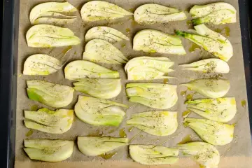 Vorbereiteter Fenchel für den Ofen, mit Olivenöl und Kräutern gewürzt, bereit für ein italienisches Gericht.