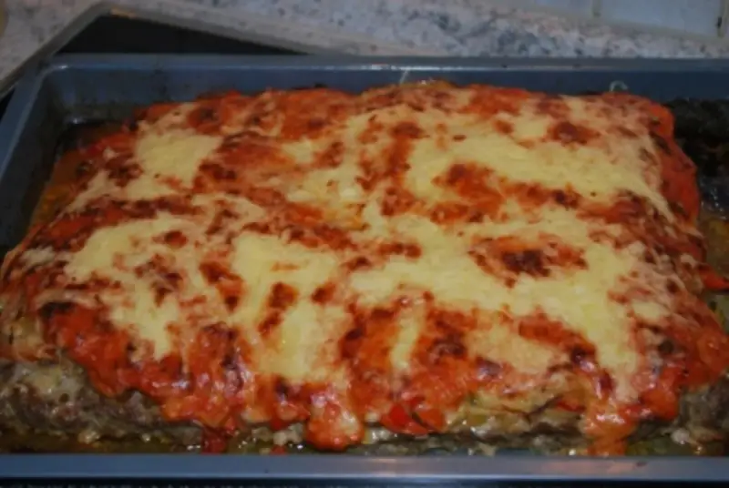 Herzhafte Hackfleischpizza vom Blech, wie von Landfrauen gemacht, mit geschmolzenem Käse und Tomatensoße.