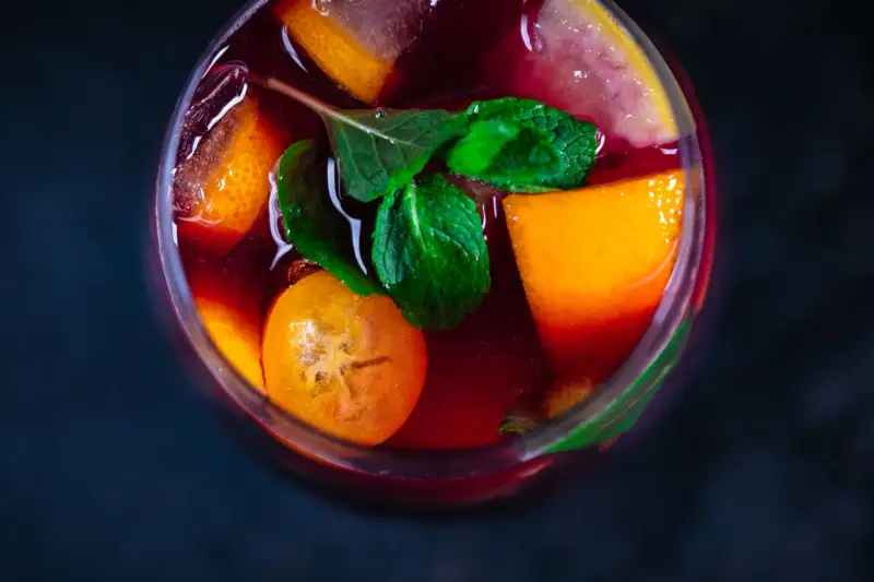 Erfrischende Sangria mit Orangen, Zitronen und Minze. Ein perfektes Sangria Rezept für heiße Tage.
