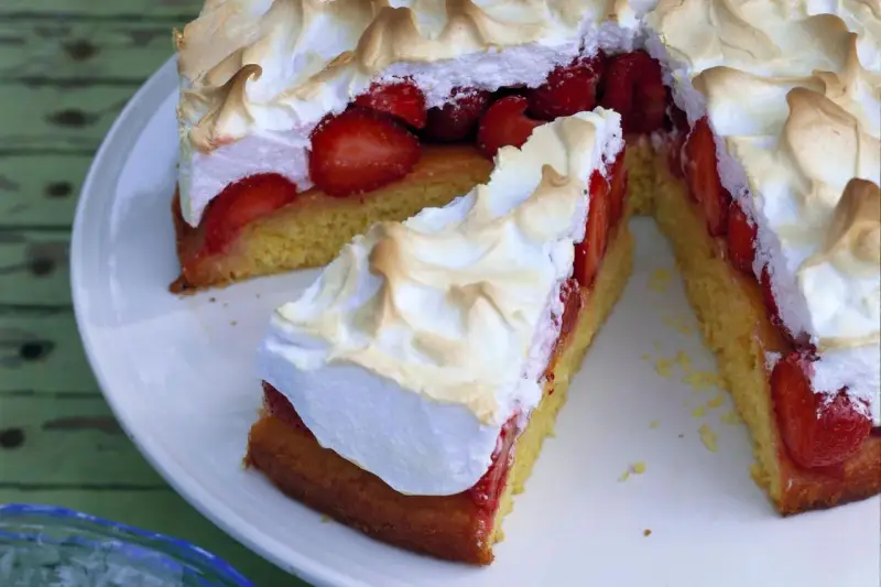 Rhabarber-Baiser-Torte, ein Klassiker der Landfrauen, mit saftigen Erdbeeren und luftigem Baiser.